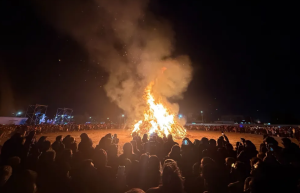 Fe, comunidad y esperanza: la fogata de San Juan volvió a encender una tradición
